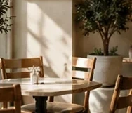 Tavolini e piante dentro il locale
