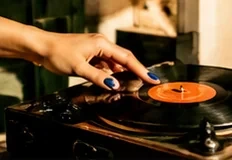 DJ al giradischi in un locale