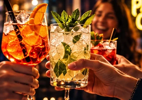 Atmosfera del bar con persone e drink durante una serata